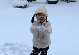 雪遊びする女の子
