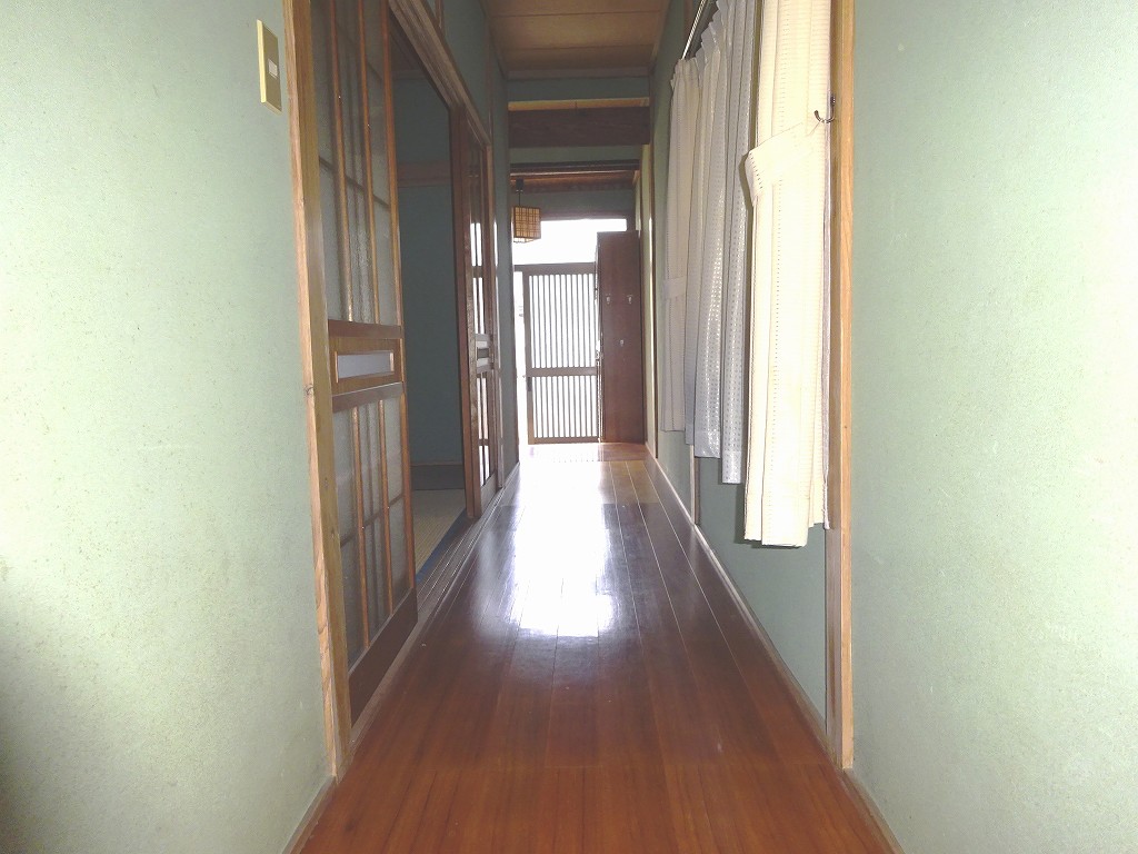 廊下から玄関
